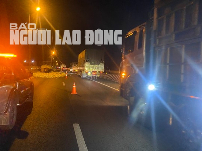 Tai nạn chết người tr&ecirc;n cao tốc TP.HCM - Trung Lương, h&agrave;ng h&oacute;a rơi đầy đường - Ảnh 1.