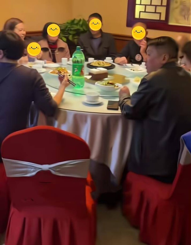 Lần đầu hẹn h&ograve;, c&ocirc; g&aacute;i dẫn theo h&agrave;ng chục người th&acirc;n đi ăn k&eacute; - Ảnh 2.