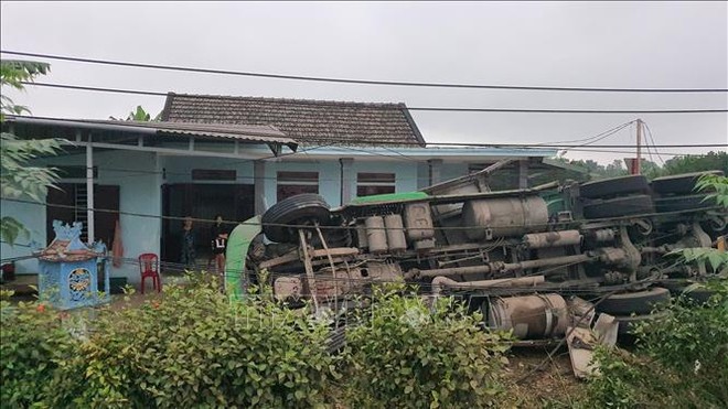 Xe container mất lái lao vào nhà dân ở Quảng Trị - Ảnh 1.