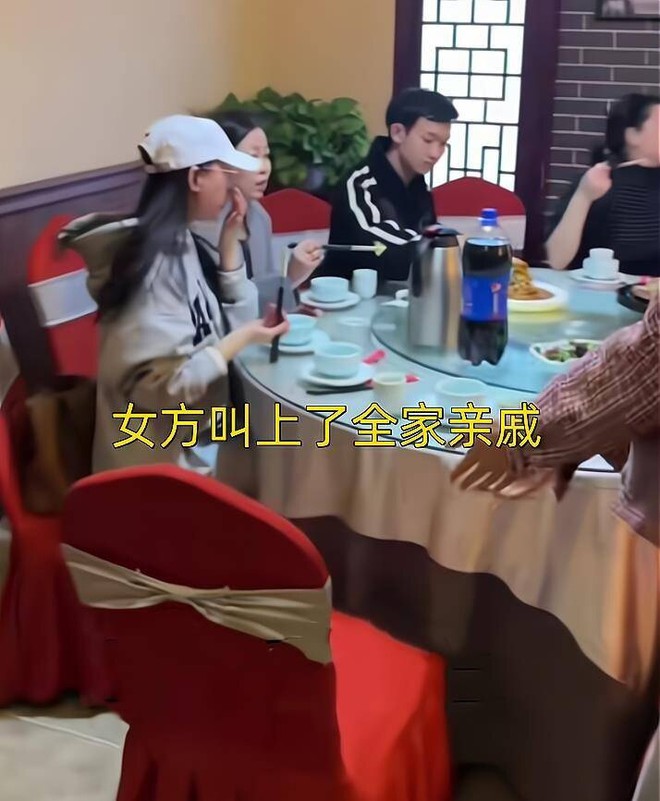 Lần đầu hẹn h&ograve;, c&ocirc; g&aacute;i dẫn theo h&agrave;ng chục người th&acirc;n đi ăn k&eacute; - Ảnh 1.