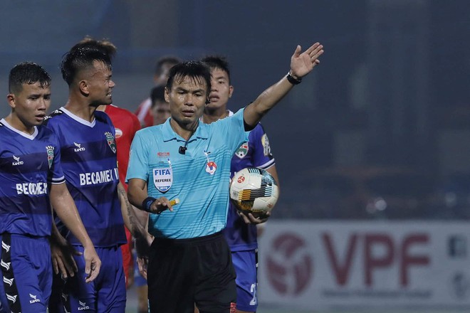 Vụ quả 11m tranh cãi ở V.League: Trọng tài từng bị VPF treo còi vĩnh viễn, chê chuyên môn kém - Ảnh 3.