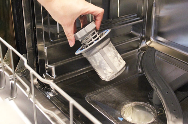 6 lý do có thể khiến bát đĩa bẩn hơn dù bạn đang dùng máy rửa bát - Ảnh 1.