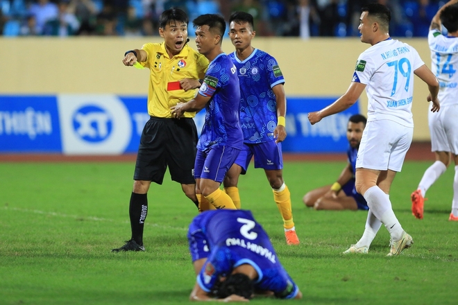 Vụ quả 11m tranh cãi ở V.League: Trọng tài từng bị VPF treo còi vĩnh viễn, chê chuyên môn kém - Ảnh 1.