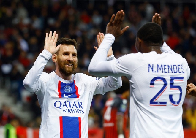 Ghi b&agrave;n gi&uacute;p PSG đ&aacute;nh bại Nice, Messi vượt kỷ lục của Ronaldo - Ảnh 2.