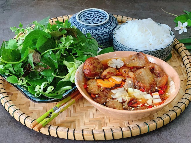 Kh&aacute;ch T&acirc;y lần đầu thưởng thức những m&oacute;n ăn với nước mắm ở Việt Nam: C&oacute; người c&ograve;n uống cạn! - Ảnh 5.