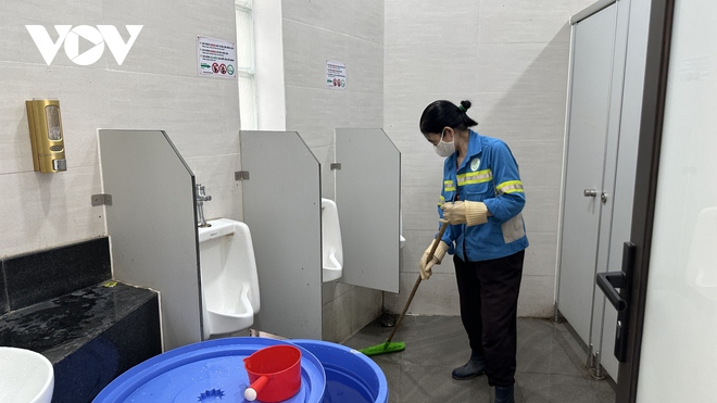 Hình ảnh nhà vệ sinh ở Hà Nội xuống cấp, bị người dân lấn chiếm - Ảnh 3.