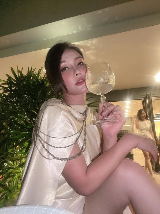 Cuộc sống sang chảnh của cựu MC VTV sau nhiều năm lùm xùm tình ái: Đồ hiệu dát đầy người, sở hữu biệt thự chục tỷ, sống an nhiên và rèn thói quen dậy sớm - Ảnh 4. Cuộc sống sang chảnh của cựu MC VTV sau nhiều năm lùm xùm tình ái: Đồ hiệu dát đầy người, sở hữu biệt thự chục tỷ, sống an nhiên và rèn thói quen dậy sớm - Ảnh 4.