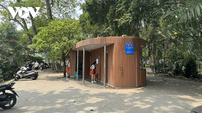 Hình ảnh nhà vệ sinh ở Hà Nội xuống cấp, bị người dân lấn chiếm - Ảnh 1.