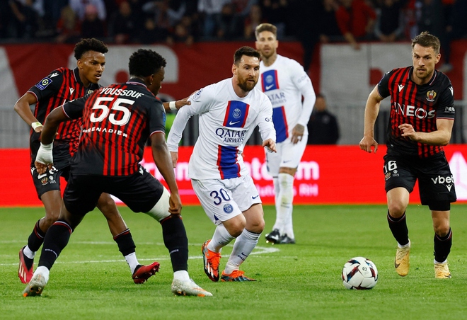 Ghi b&agrave;n gi&uacute;p PSG đ&aacute;nh bại Nice, Messi vượt kỷ lục của Ronaldo - Ảnh 1.