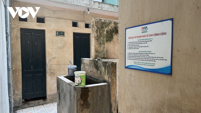 Hình ảnh nhà vệ sinh ở Hà Nội xuống cấp, bị người dân lấn chiếm - Ảnh 12.