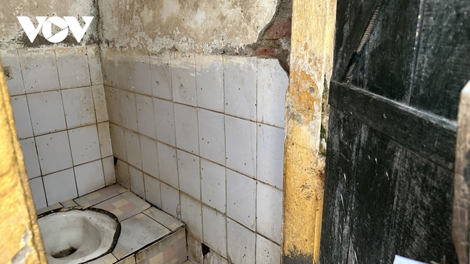 Hình ảnh nhà vệ sinh ở Hà Nội xuống cấp, bị người dân lấn chiếm - Ảnh 10.