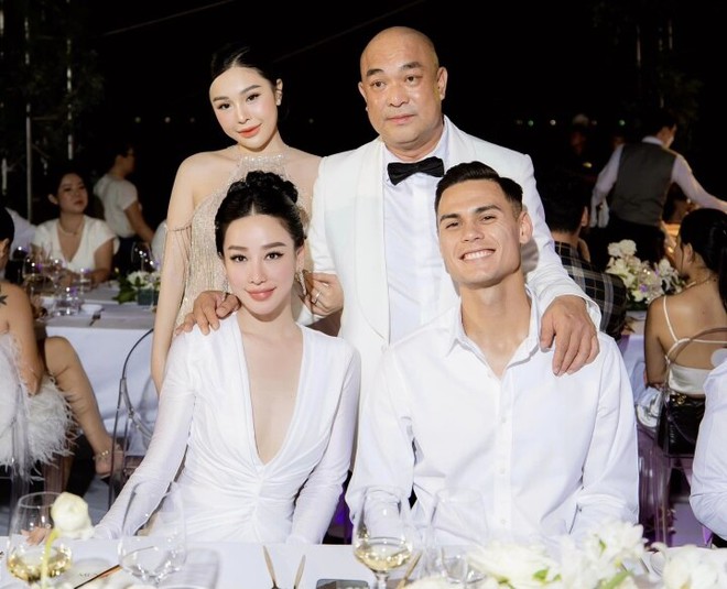 Vẻ đẹp quyến rũ của bạn g&aacute;i trung vệ Việt kiều Adriano Schmidt - Ảnh 4.
