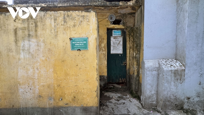 Hình ảnh nhà vệ sinh ở Hà Nội xuống cấp, bị người dân lấn chiếm - Ảnh 6.