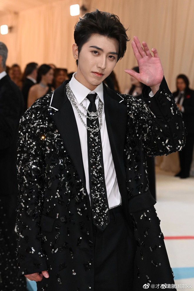 2 nam thần xứ Trung bị dìm thảm ở Met Gala 2023: Thái Từ Khôn lộ hết da mụn, Jackson bả phấn như đóng phim kinh dị - Ảnh 2.