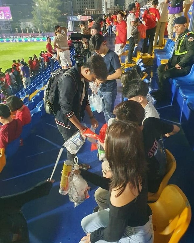 CĐV Việt Nam v&agrave; L&agrave;o rủ nhau dọn r&aacute;c tr&ecirc;n kh&aacute;n đ&agrave;i - Ảnh 7.
