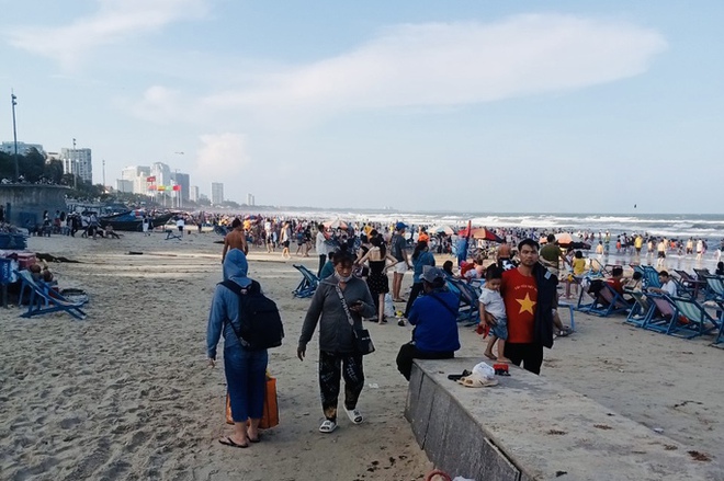 Biển người chen ch&uacute;c nhau ở c&aacute;c b&atilde;i tắm Vũng T&agrave;u - Ảnh 5.