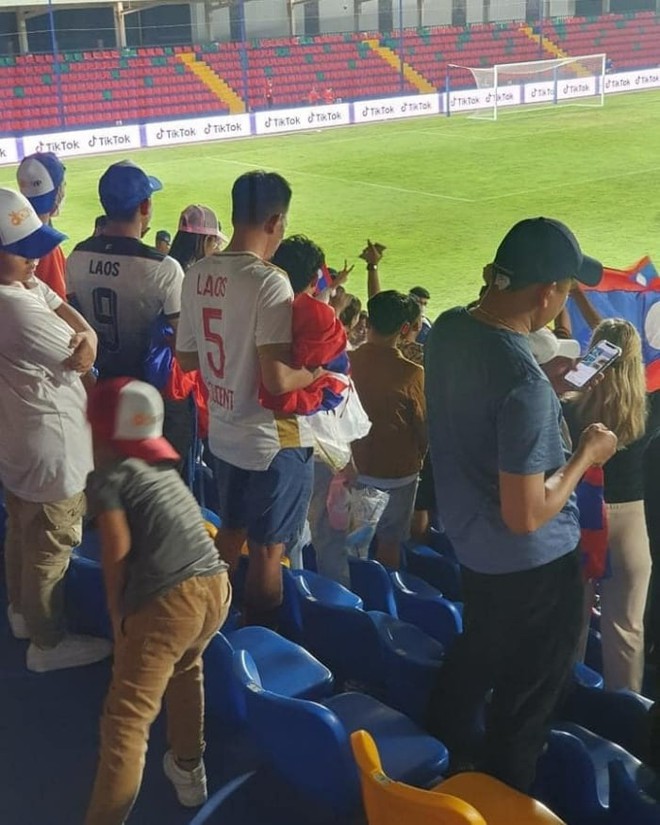 CĐV Việt Nam v&agrave; L&agrave;o rủ nhau dọn r&aacute;c tr&ecirc;n kh&aacute;n đ&agrave;i - Ảnh 6.