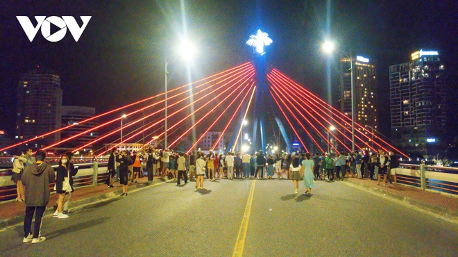 Chùm ảnh: Ngắm cầu Sông Hàn độc đáo khi quay ban đêm - Ảnh 8.