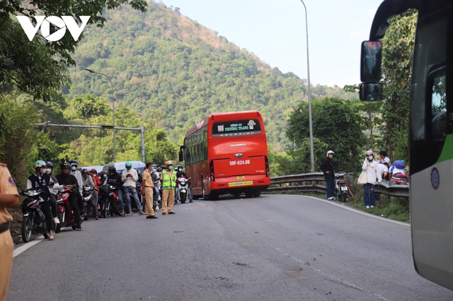Xe tải bị lật trên đèo Bảo Lộc khiến 5 người bị thương - Ảnh 2.