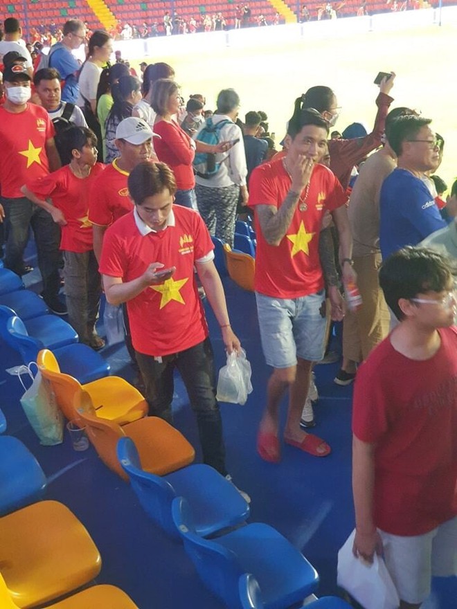 CĐV Việt Nam v&agrave; L&agrave;o rủ nhau dọn r&aacute;c tr&ecirc;n kh&aacute;n đ&agrave;i - Ảnh 5.