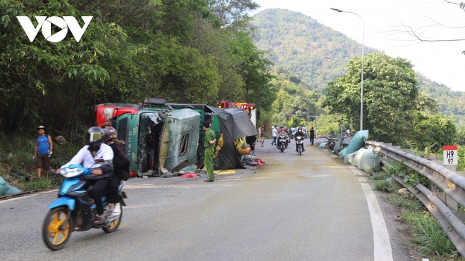 Xe tải bị lật trên đèo Bảo Lộc khiến 5 người bị thương - Ảnh 1.