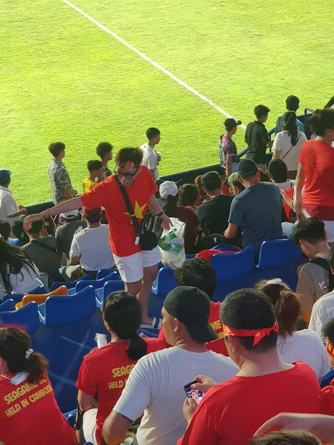 CĐV Việt Nam v&agrave; L&agrave;o rủ nhau dọn r&aacute;c tr&ecirc;n kh&aacute;n đ&agrave;i - Ảnh 4.