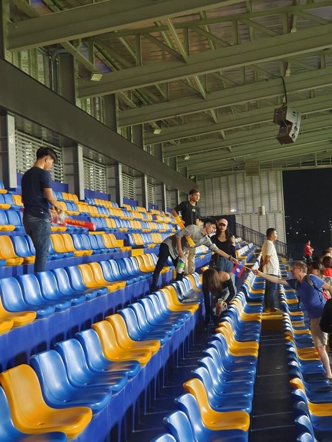 CĐV Việt Nam v&agrave; L&agrave;o rủ nhau dọn r&aacute;c tr&ecirc;n kh&aacute;n đ&agrave;i - Ảnh 3.