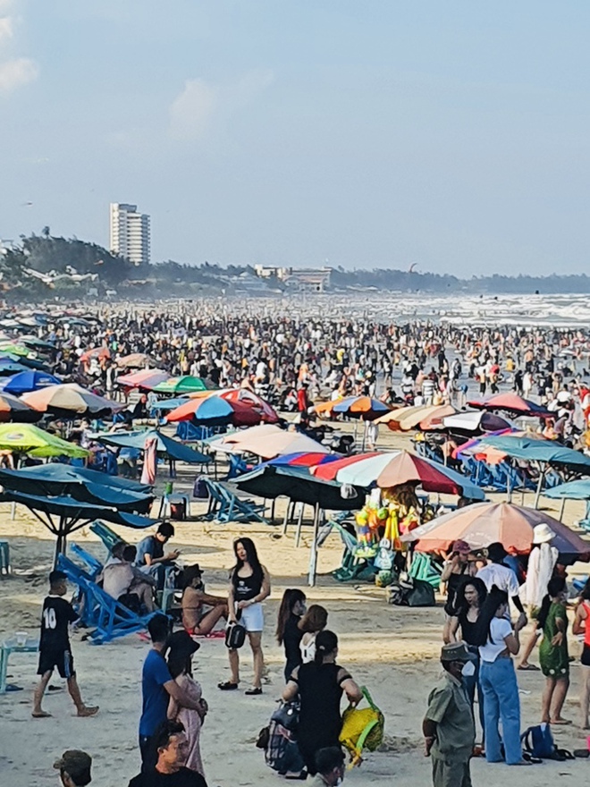Biển người chen ch&uacute;c nhau ở c&aacute;c b&atilde;i tắm Vũng T&agrave;u - Ảnh 1.