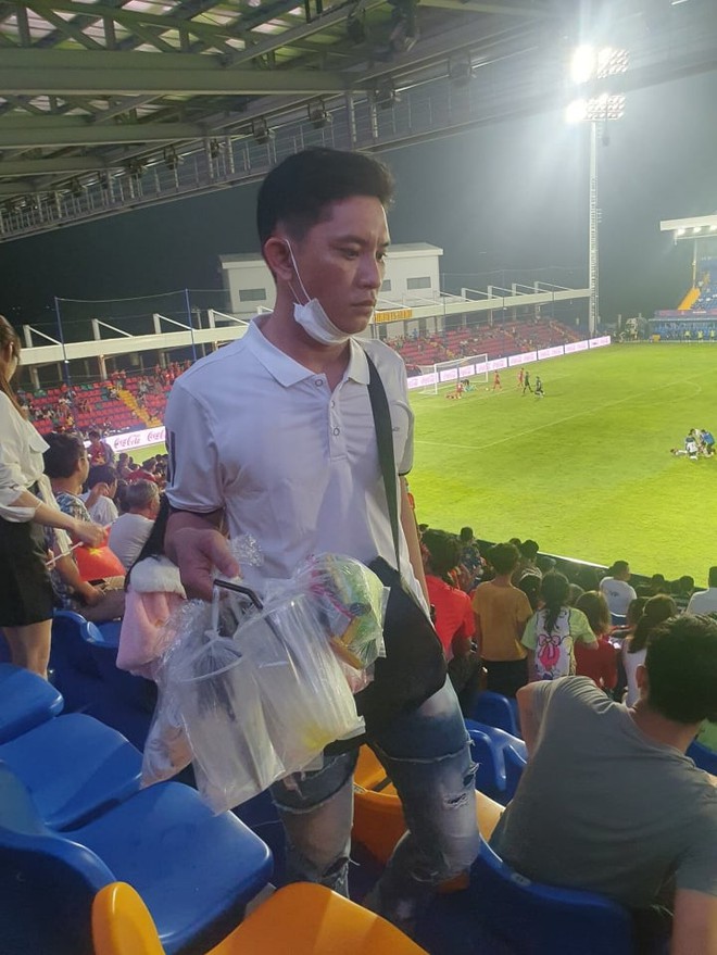 CĐV Việt Nam v&agrave; L&agrave;o rủ nhau dọn r&aacute;c tr&ecirc;n kh&aacute;n đ&agrave;i - Ảnh 2.