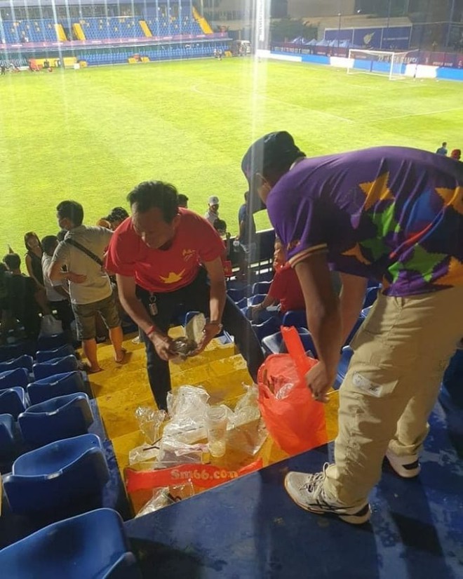 CĐV Việt Nam v&agrave; L&agrave;o rủ nhau dọn r&aacute;c tr&ecirc;n kh&aacute;n đ&agrave;i - Ảnh 1.