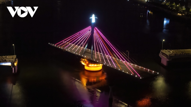 Chùm ảnh: Ngắm cầu Sông Hàn độc đáo khi quay ban đêm - Ảnh 3.