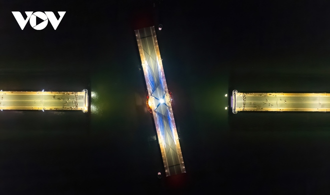 Chùm ảnh: Ngắm cầu Sông Hàn độc đáo khi quay ban đêm - Ảnh 2.