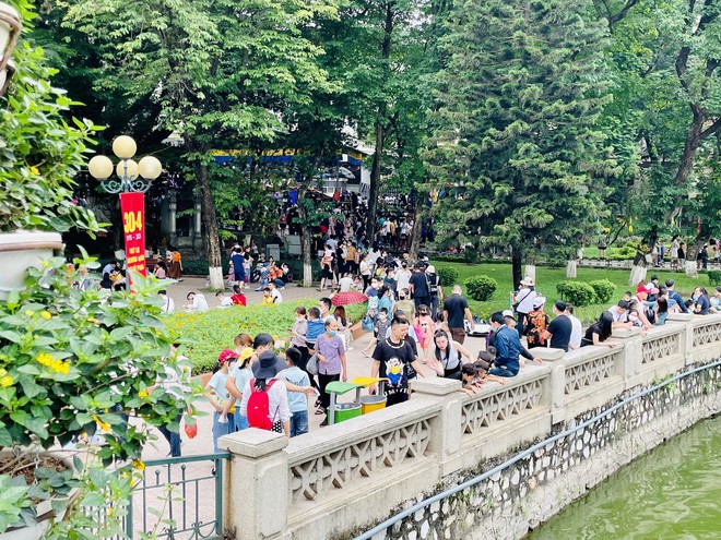 Công viên tại Hà Nội đông nghịt người dịp lễ 30/4 - 1/5 - Ảnh 3.