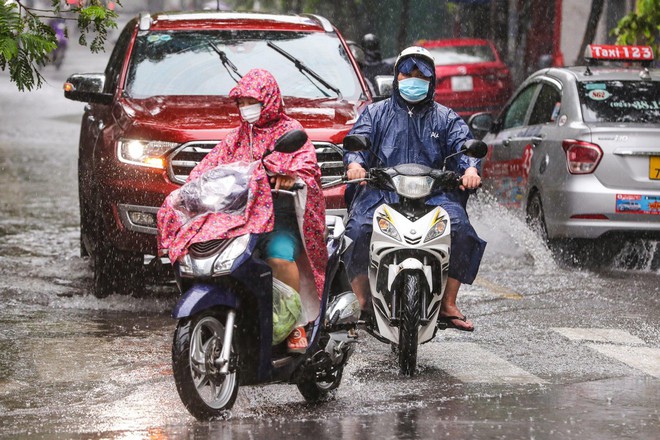 Thời tiết h&ocirc;m nay 10/5: Bắc Bộ sắp đ&oacute;n kh&ocirc;ng kh&iacute; lạnh, Nam Bộ c&oacute; mưa r&agrave;o - Ảnh 1.