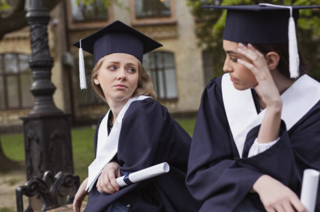 Kh&ocirc;ng t&igrave;m nổi việc lương cao, người trẻ Mỹ hối hận: Ước g&igrave; c&oacute; bằng đại học - Ảnh 2.