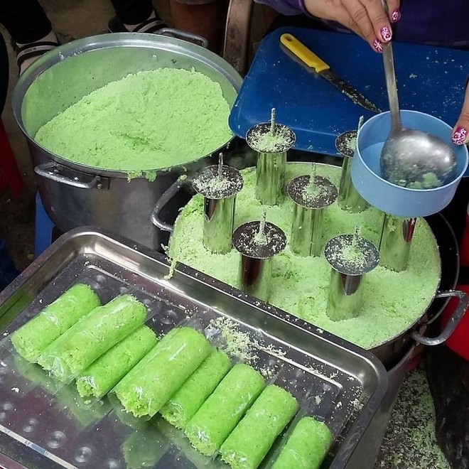 Chợt th&egrave;m m&oacute;n b&aacute;nh ống l&aacute; dứa ăn vặt tuổi thơ d&acirc;n d&atilde; một thời - Ảnh 2.