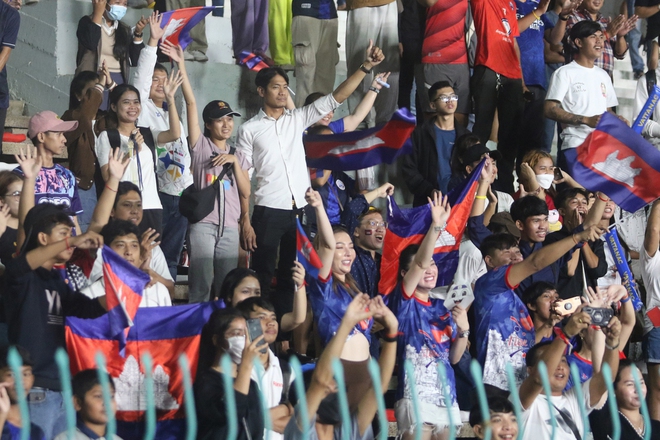 Honda buồn lặng người, đi quanh sân tạm biệt CĐV Campuchia sau thất bại ở SEA Games - Ảnh 7.