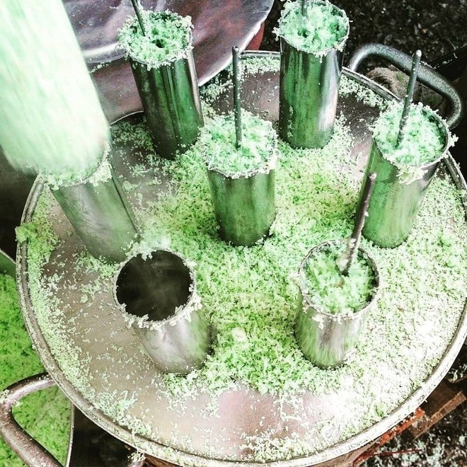 Chợt th&egrave;m m&oacute;n b&aacute;nh ống l&aacute; dứa ăn vặt tuổi thơ d&acirc;n d&atilde; một thời - Ảnh 1.