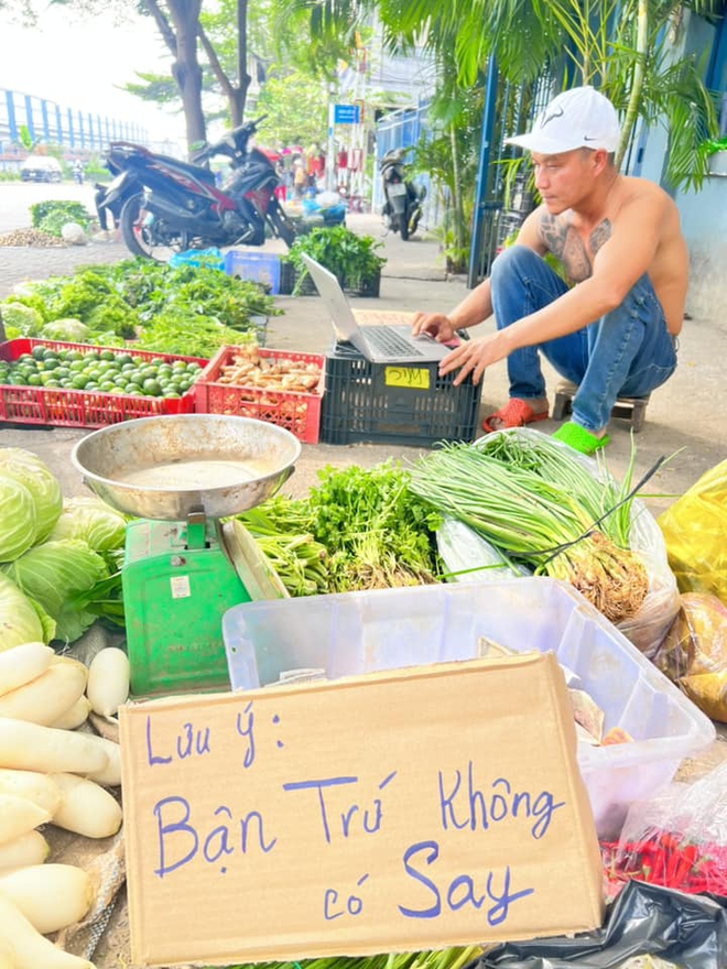 Anh bán rau ở Đồng Nai cưới vợ hoa khôi, nhà gái cấm cửa liền làm liều "đi bụi", 17 năm hôn nhân thăng trầm - Ảnh 1.