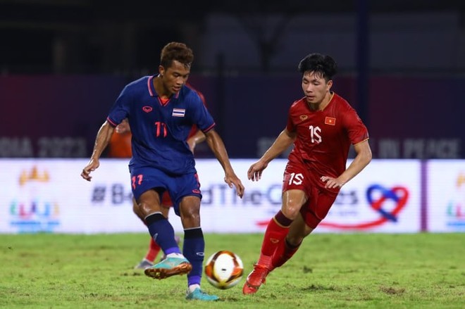 HLV Troussier soi kỹ U22 Indonesia từ kh&aacute;ch sạn ra s&acirc;n đấu - Ảnh 1.