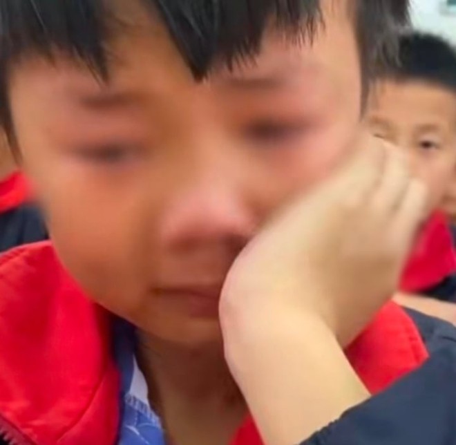Nam sinh bật kh&oacute;c khi c&ocirc; gi&aacute;o hỏi v&agrave; sự thật đau l&ograve;ng ph&iacute;a sau - Ảnh 1.
