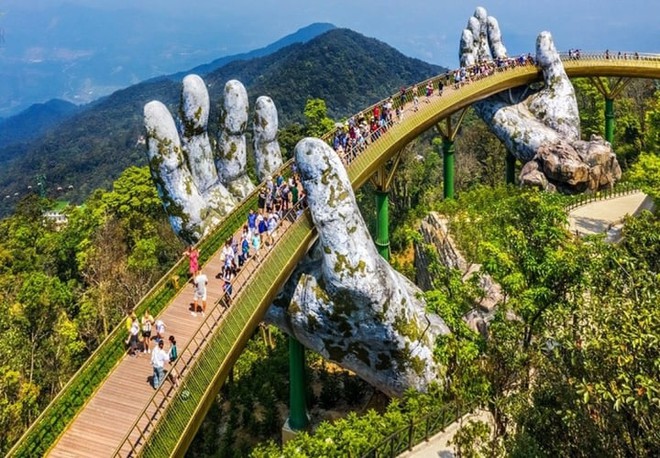 Sợ ch&aacute;y chỗ m&ugrave;a cao điểm, kh&aacute;ch đặt tour h&egrave; trước cả th&aacute;ng - Ảnh 1.