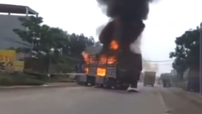 Xe tải bất ngờ bốc cháy, tài xế nhanh trí lái xe ra khỏi đám đông - Ảnh 1.