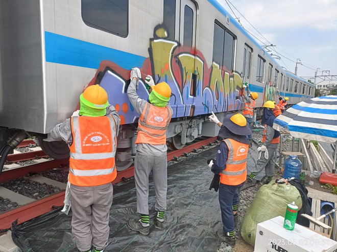 Chủ đầu tư cầu cứu công an vì tàu metro bị vẽ bậy, mất trộm - Ảnh 1.