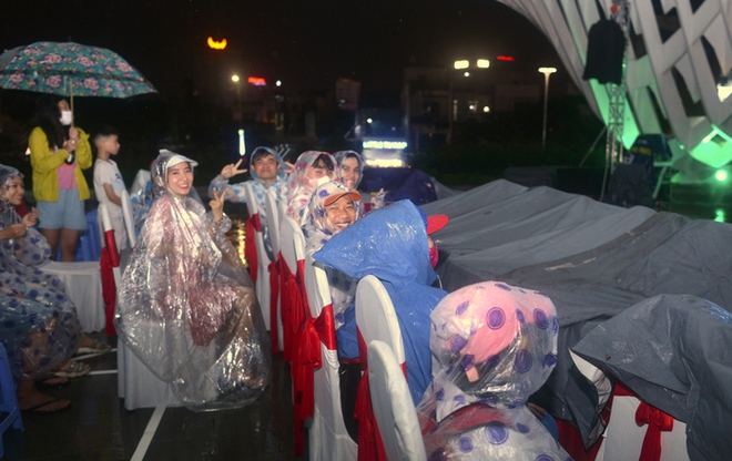 Khán giả đội mưa đi xem Liên hoan phim châu Á Đà Nẵng - Ảnh 4.