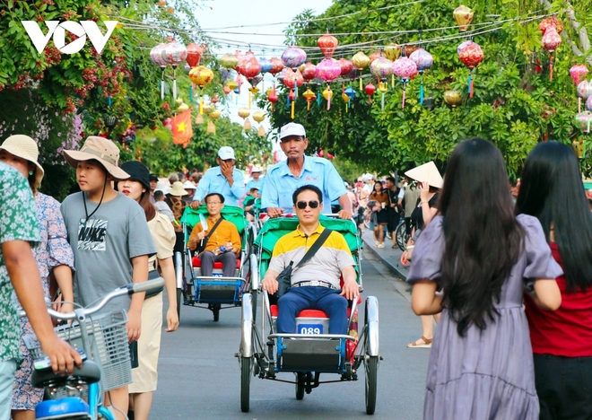 Tham quan phố cổ Hội An: Không ngăn sông cấm chợ chỉ kiểm soát khách tour - Ảnh 1.