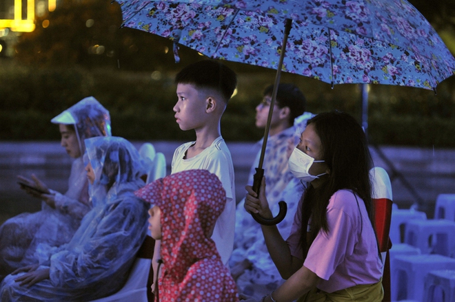Khán giả đội mưa đi xem Liên hoan phim châu Á Đà Nẵng - Ảnh 6.