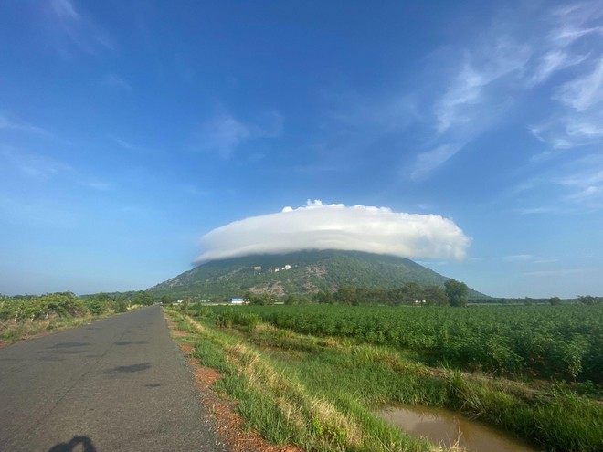 Núi Bà Đen tiếp tục xuất hiện đĩa bay mây khiến du khách thích thú - Ảnh 2.