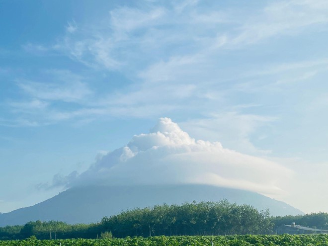 Núi Bà Đen tiếp tục xuất hiện đĩa bay mây khiến du khách thích thú - Ảnh 1.