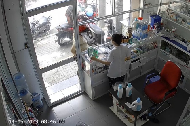 CLIP: Nữ dược sĩ ở TP.HCM bị lừa v&igrave; qu&aacute; thương người - Ảnh 3.
